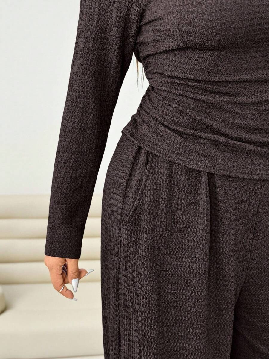 Solflare 2pcs Plus Size Textured Brown Pleated Long Sleeve Top And Pockets Pants Set Fall