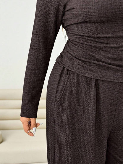 Solflare 2pcs Plus Size Textured Brown Pleated Long Sleeve Top And Pockets Pants Set Fall