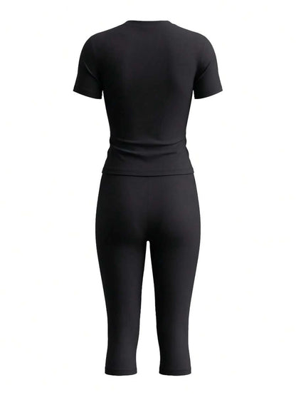 LovelyWholesale Women's Casual Crew Neck Short Sleeve Solid Color T-Shirt & 3/4 Length Pants Black 2 Pieces Set Summer Outfit Elegant