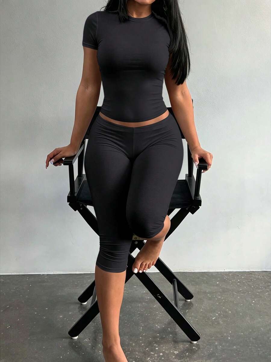 LovelyWholesale Women's Casual Crew Neck Short Sleeve Solid Color T-Shirt & 3/4 Length Pants Black 2 Pieces Set Summer Outfit Elegant