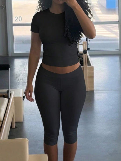 LovelyWholesale Women's Casual Crew Neck Short Sleeve Solid Color T-Shirt & 3/4 Length Pants Black 2 Pieces Set Summer Outfit Elegant