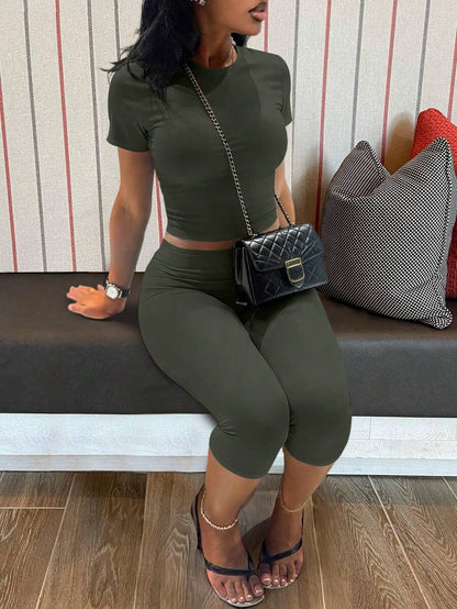 LovelyWholesale Women's Casual Crew Neck Short Sleeve Solid Color T-Shirt & 3/4 Length Pants Black 2 Pieces Set Summer Outfit Elegant