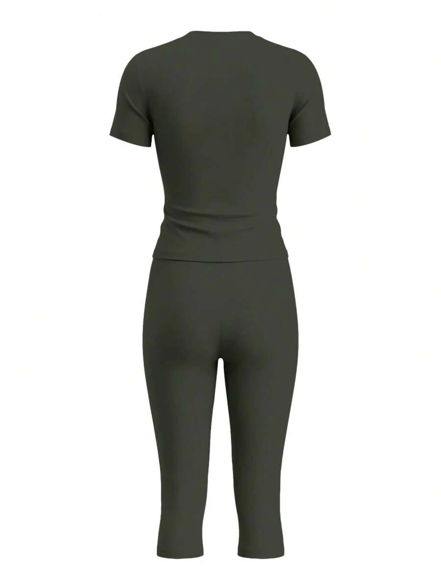LovelyWholesale Women's Casual Crew Neck Short Sleeve Solid Color T-Shirt & 3/4 Length Pants Black 2 Pieces Set Summer Outfit Elegant