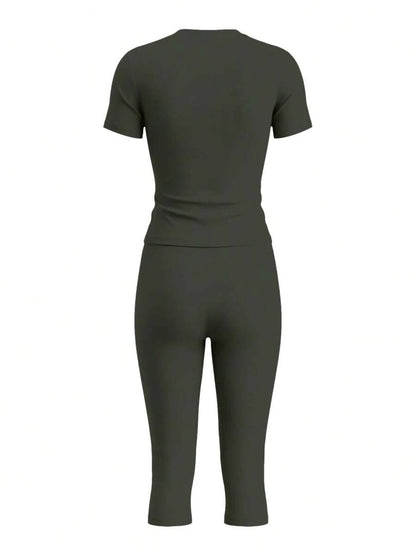 LovelyWholesale Women's Casual Crew Neck Short Sleeve Solid Color T-Shirt & 3/4 Length Pants Black 2 Pieces Set Summer Outfit Elegant