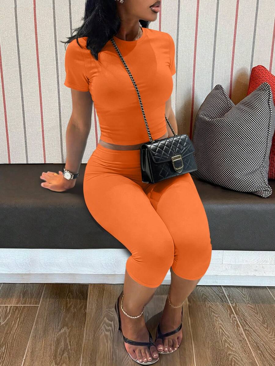 LovelyWholesale Women's Casual Crew Neck Short Sleeve Solid Color T-Shirt & 3/4 Length Pants Black 2 Pieces Set Summer Outfit Elegant