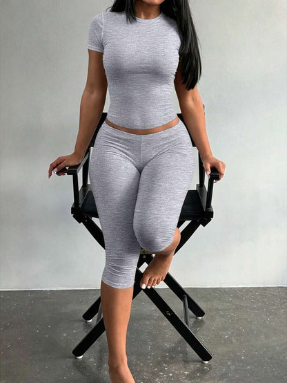 LovelyWholesale Women's Casual Crew Neck Short Sleeve Solid Color T-Shirt & 3/4 Length Pants Black 2 Pieces Set Summer Outfit Elegant