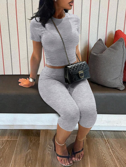 LovelyWholesale Women's Casual Crew Neck Short Sleeve Solid Color T-Shirt & 3/4 Length Pants Black 2 Pieces Set Summer Outfit Elegant