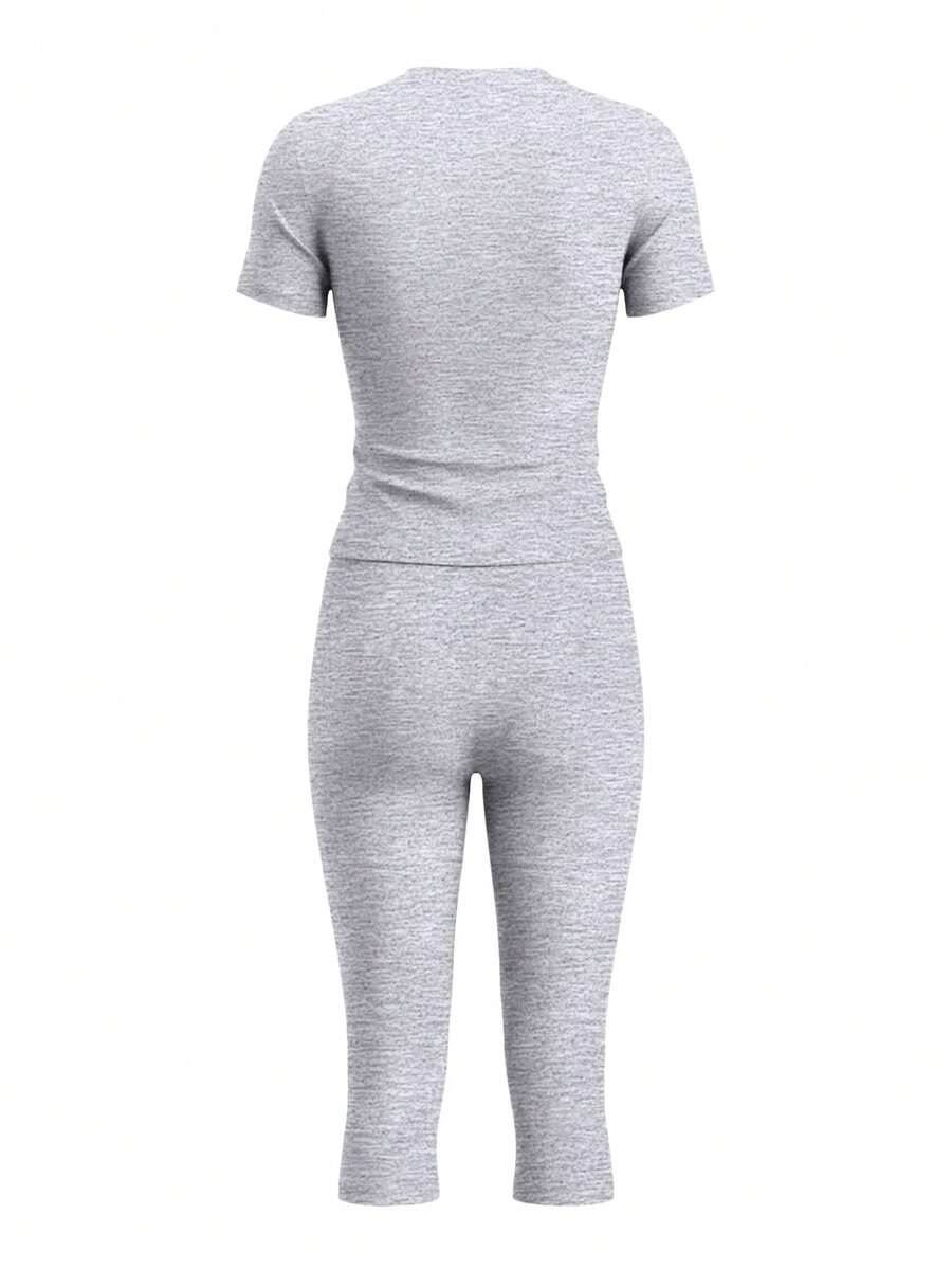 LovelyWholesale Women's Casual Crew Neck Short Sleeve Solid Color T-Shirt & 3/4 Length Pants Black 2 Pieces Set Summer Outfit Elegant