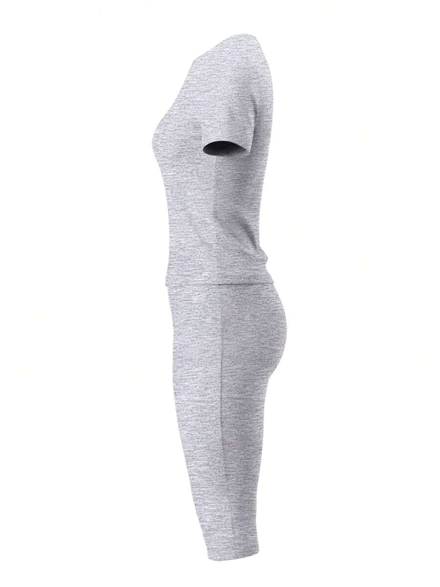 LovelyWholesale Women's Casual Crew Neck Short Sleeve Solid Color T-Shirt & 3/4 Length Pants Black 2 Pieces Set Summer Outfit Elegant
