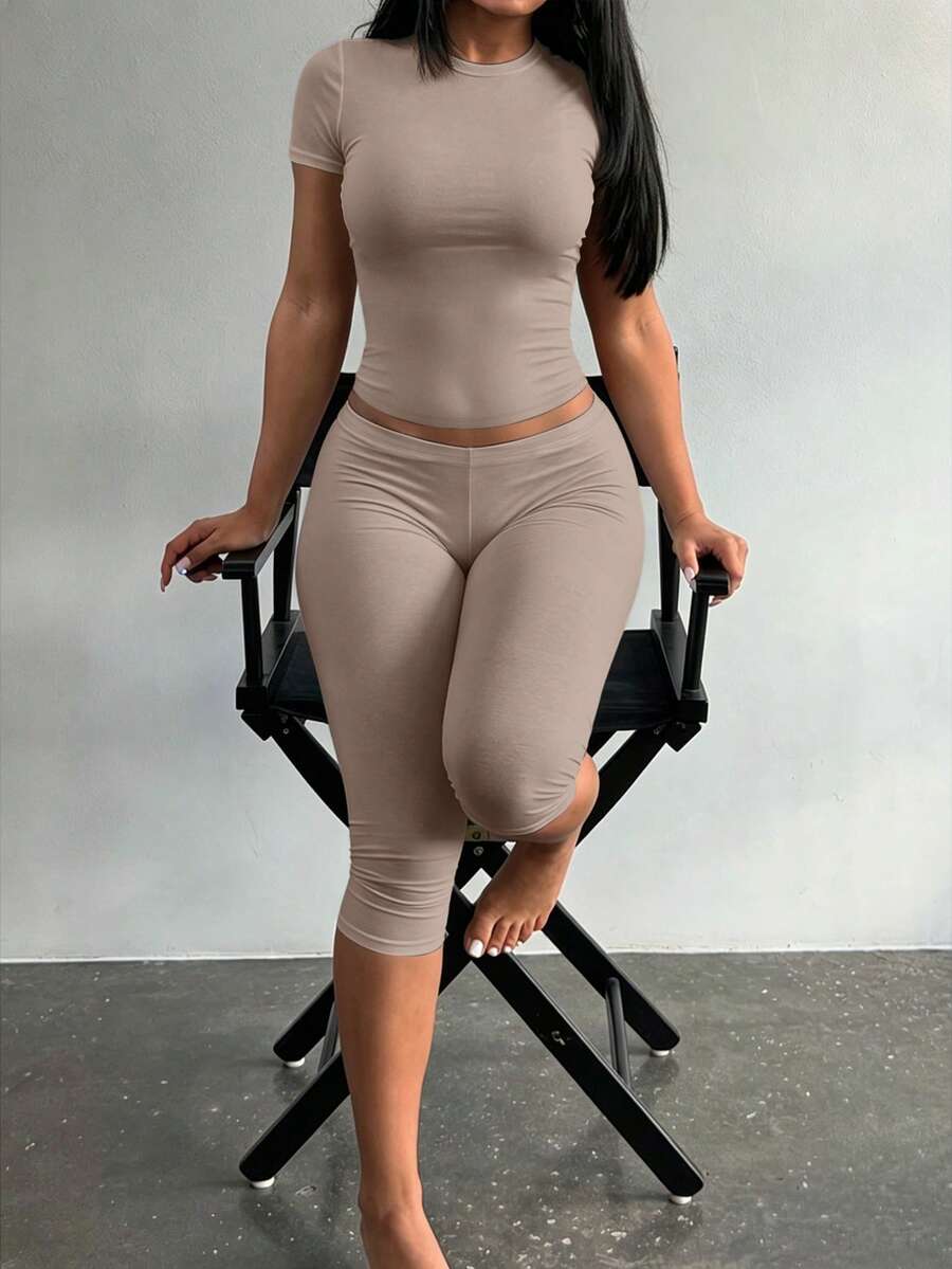 LovelyWholesale Women's Casual Crew Neck Short Sleeve Solid Color T-Shirt & 3/4 Length Pants Black 2 Pieces Set Summer Outfit Elegant