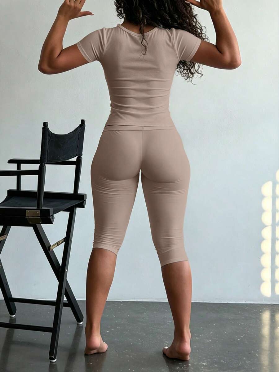 LovelyWholesale Women's Casual Crew Neck Short Sleeve Solid Color T-Shirt & 3/4 Length Pants Black 2 Pieces Set Summer Outfit Elegant