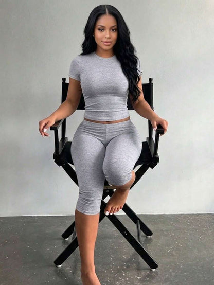 LovelyWholesale Women's Casual Crew Neck Short Sleeve Solid Color T-Shirt & 3/4 Length Pants Black 2 Pieces Set Summer Outfit Elegant