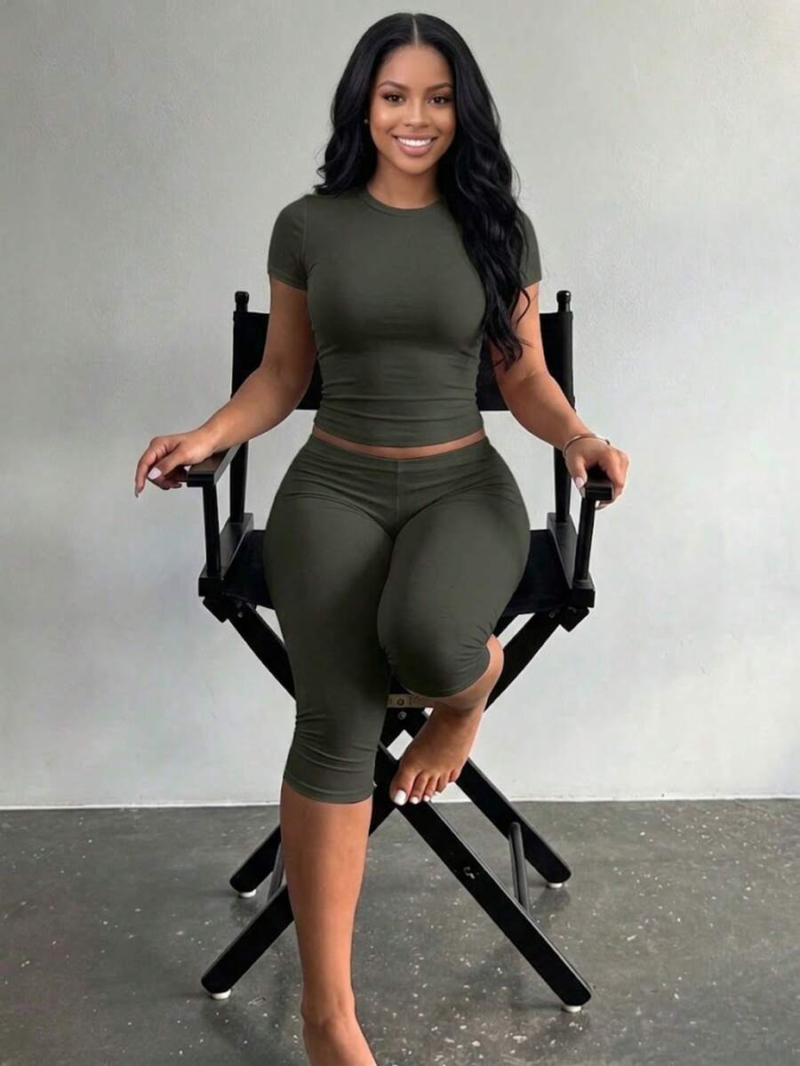 LovelyWholesale Women's Casual Crew Neck Short Sleeve Solid Color T-Shirt & 3/4 Length Pants Black 2 Pieces Set Summer Outfit Elegant