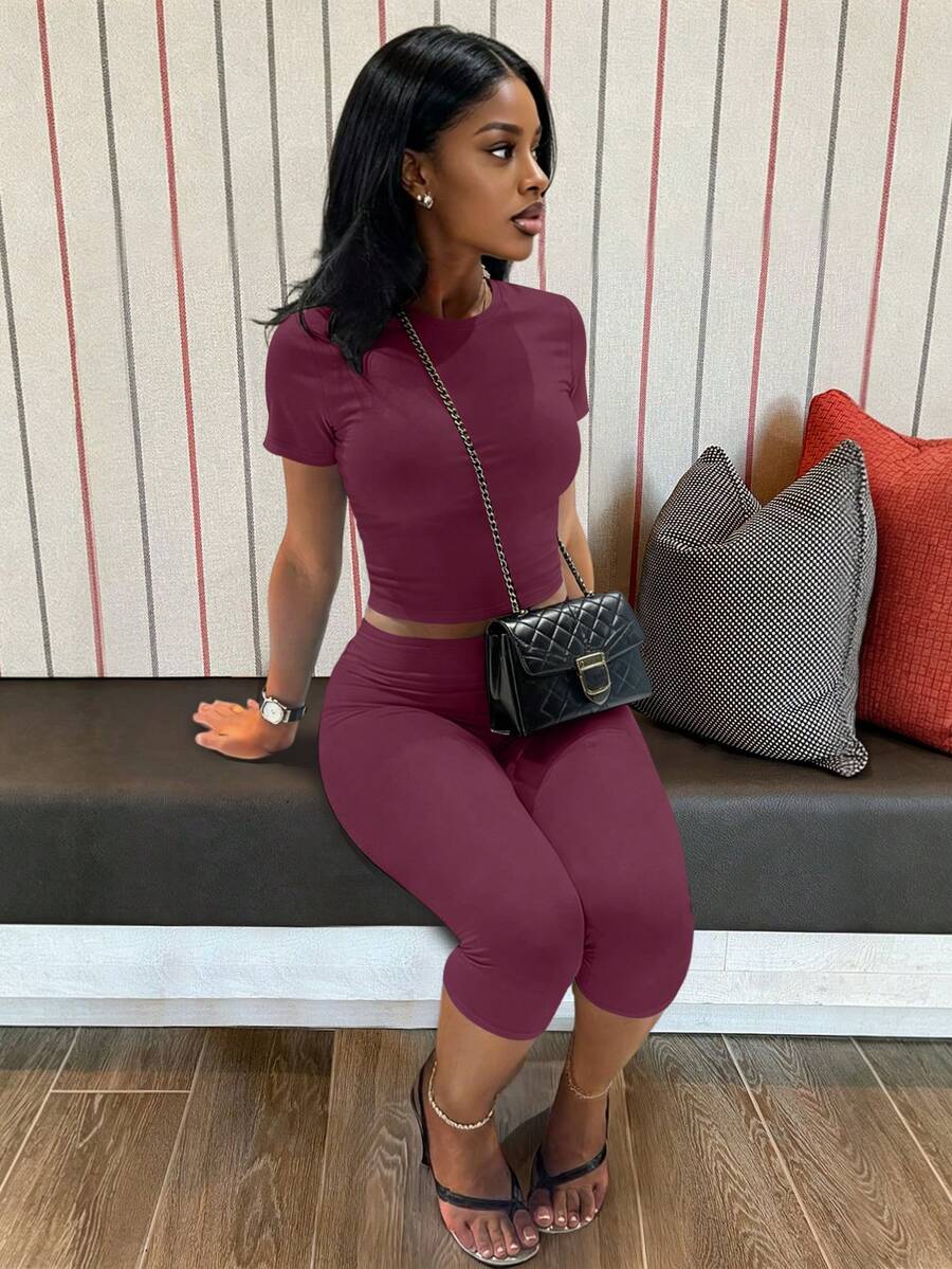 LovelyWholesale Women's Casual Crew Neck Short Sleeve Solid Color T-Shirt & 3/4 Length Pants Black 2 Pieces Set Summer Outfit Elegant