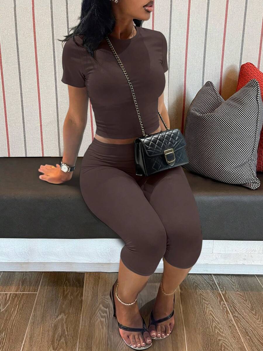 LovelyWholesale Women's Casual Crew Neck Short Sleeve Solid Color T-Shirt & 3/4 Length Pants Black 2 Pieces Set Summer Outfit Elegant