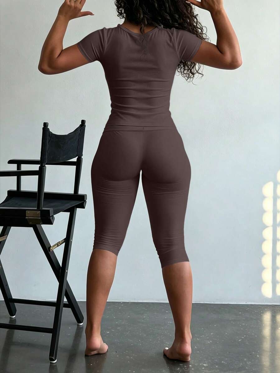 LovelyWholesale Women's Casual Crew Neck Short Sleeve Solid Color T-Shirt & 3/4 Length Pants Black 2 Pieces Set Summer Outfit Elegant