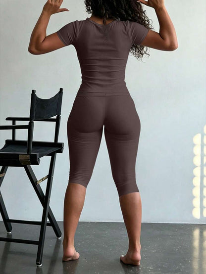 LovelyWholesale Women's Casual Crew Neck Short Sleeve Solid Color T-Shirt & 3/4 Length Pants Black 2 Pieces Set Summer Outfit Elegant