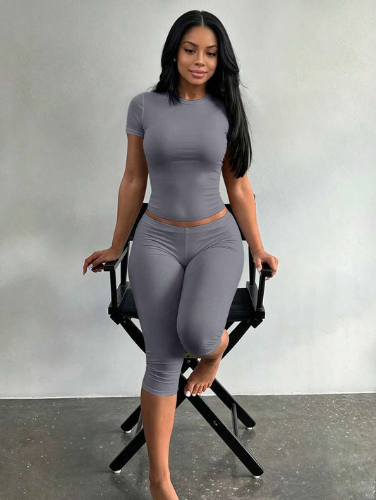 LovelyWholesale Women's Casual Crew Neck Short Sleeve Solid Color T-Shirt & 3/4 Length Pants Black 2 Pieces Set Summer Outfit Elegant