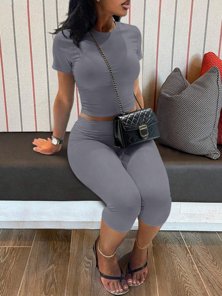 LovelyWholesale Women's Casual Crew Neck Short Sleeve Solid Color T-Shirt & 3/4 Length Pants Black 2 Pieces Set Summer Outfit Elegant