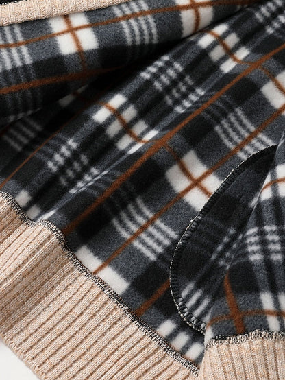 Close-up of the inner lining of the beige cardigan, a soft fleece in black, white and brown check, with a ribbed hem. 7