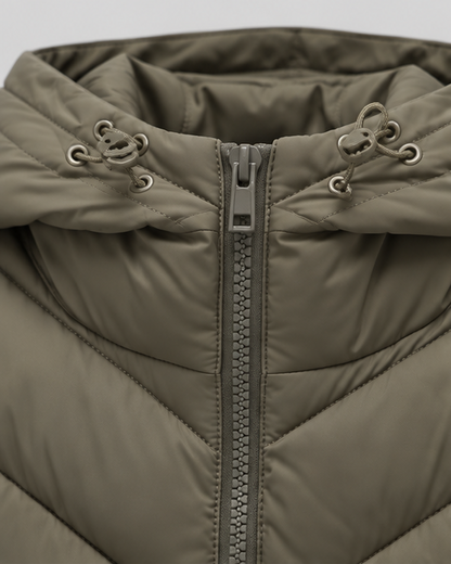 Close-up of the khaki-green hood with toggle drawcords and metal eyelets, above the chunky zip and chevron quilting. 4